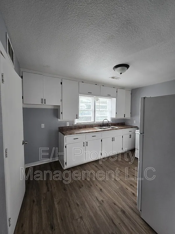 3 bed, 1.0 bath, 960 sqft, $1,100 — Photo 4