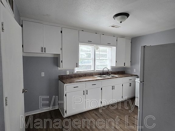 4th image of 1338 N Volutsia Ave
