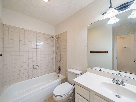 4th image of 6105 Farmingdale Dr #1