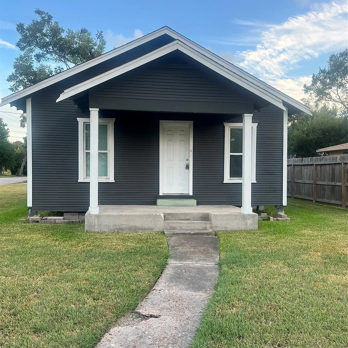 2 bed, 1.0 bath, 936 sqft, $1,250 — Photo 1