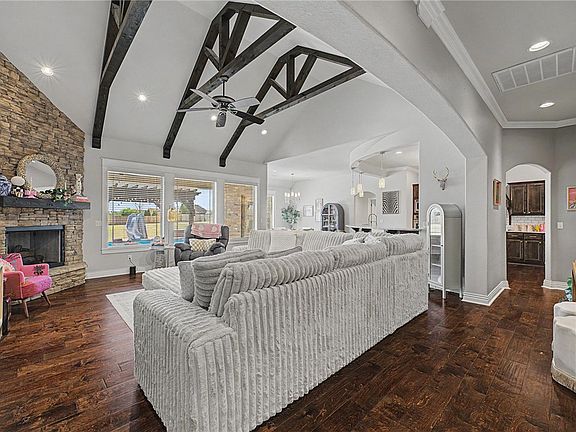 5th image of 401 Eagle Ridge Dr