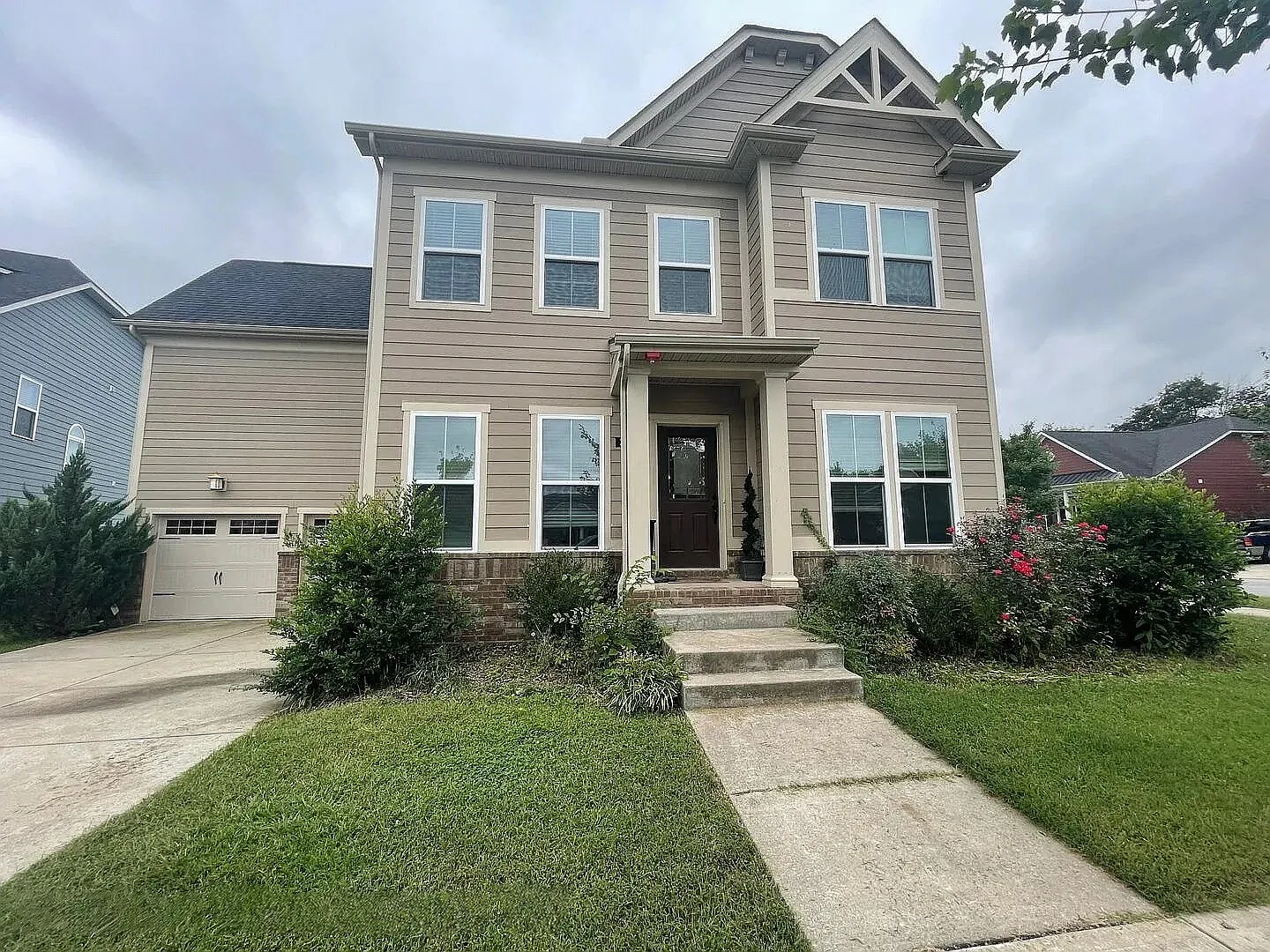 4 bed, 2.5 bath, 2574 sqft, $3,600 — Photo 2