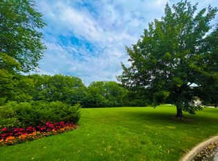 9 Seneca Ct, Burr Ridge, IL 60527