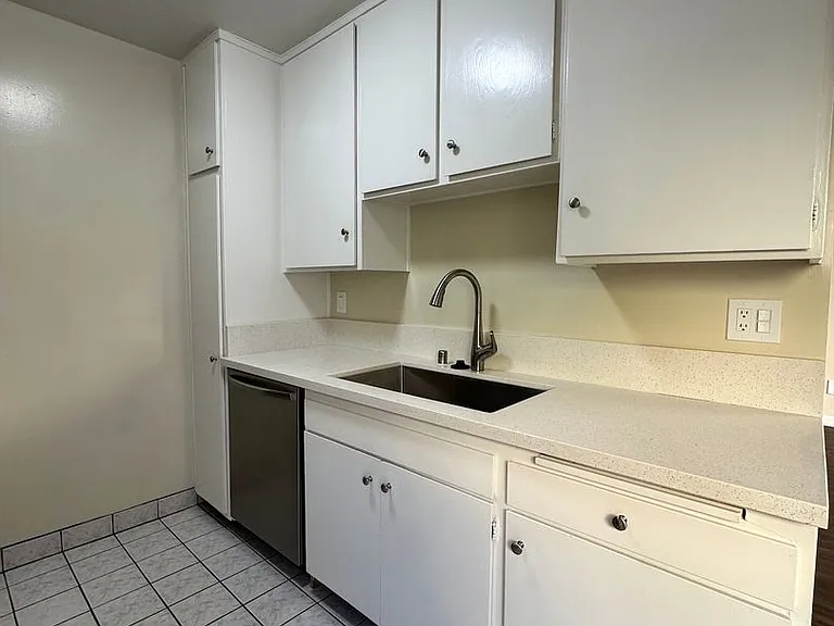 1124 N Olive Dr — Photo 7