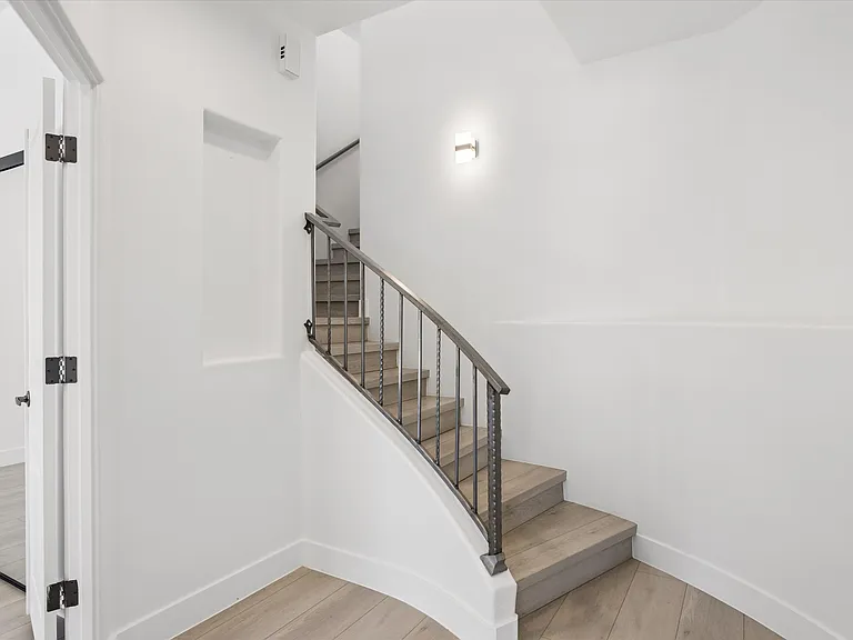 10011 N 1st Ave — Photo 10