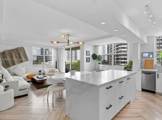 Isola, Miami, FL 33131