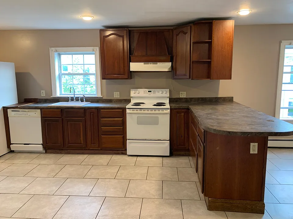 Beautiful Oak Cabinets & Hood