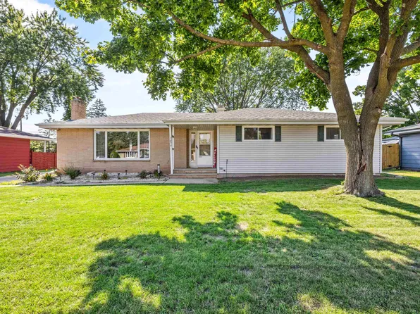 1079 Meadow Ln, Neenah, WI 54956