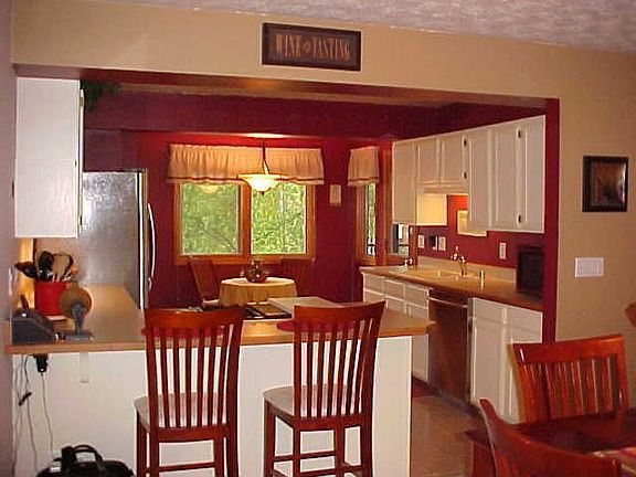 Kitchen & breakfast bar