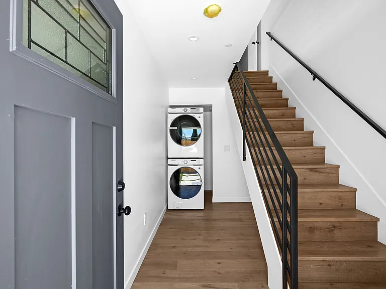 6830 Hazeltine Ave — Photo 43