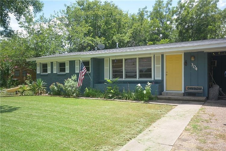 1st image of 304 W Avenue F