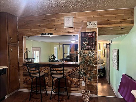 3rd image of 102 Jennifer Ln