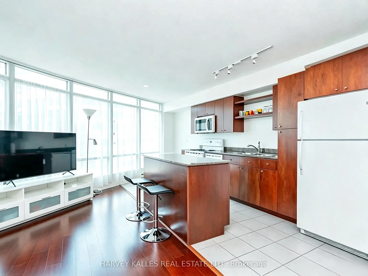 361 Front St W — Photo 3
