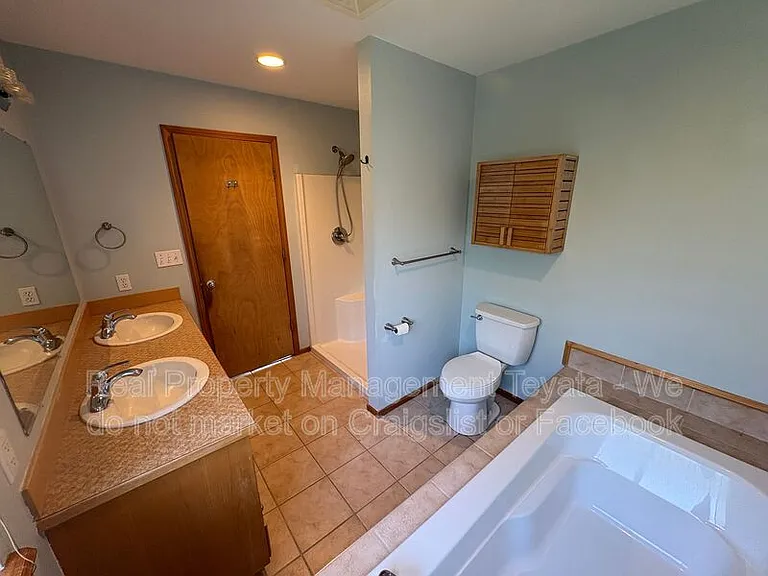 8390 Richmond Park Rd — Photo 11