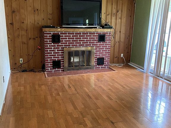 3rd image of 734 Shady Ln
