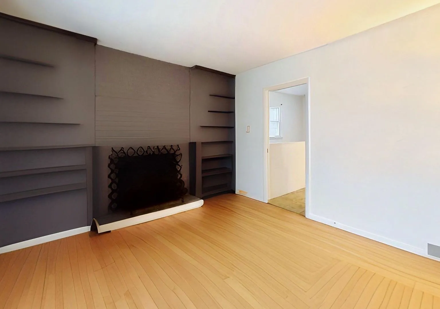 5 bedroom, 1.75 bathroom house (29 East Terrace) — Photo 2