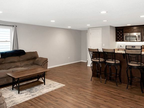 5th image of 2111 Woodview Dr
