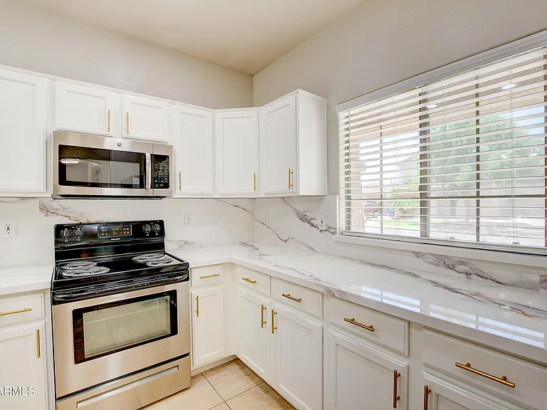 2043 N Holguin Way — Photo 8