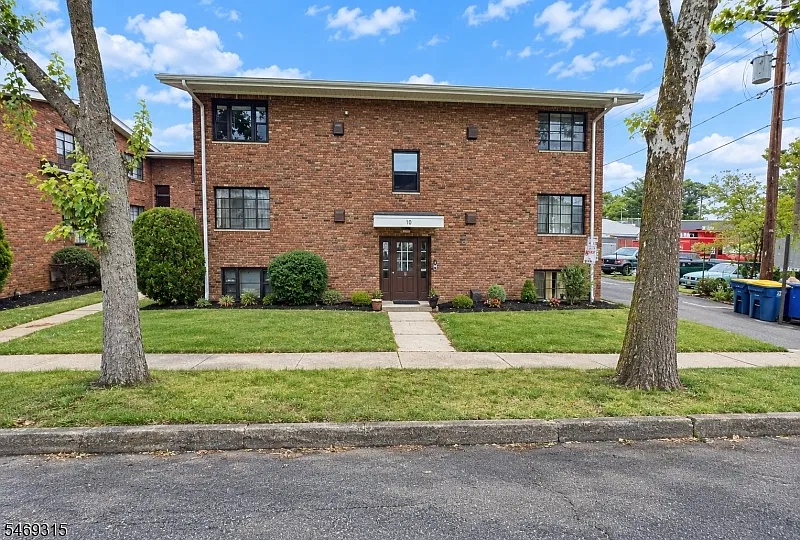 1 bed, 1.0 bath, $2,050 — Photo 1