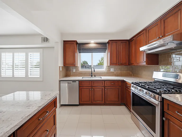 148 S Reeves Dr #8 — Photo 9