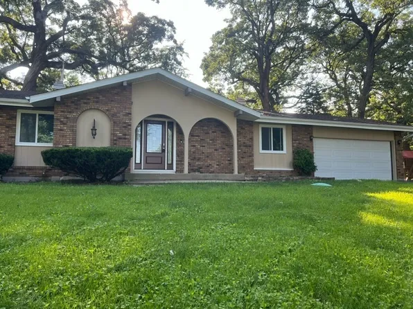 1070 Woodcliff Dr, South Elgin, IL 60177