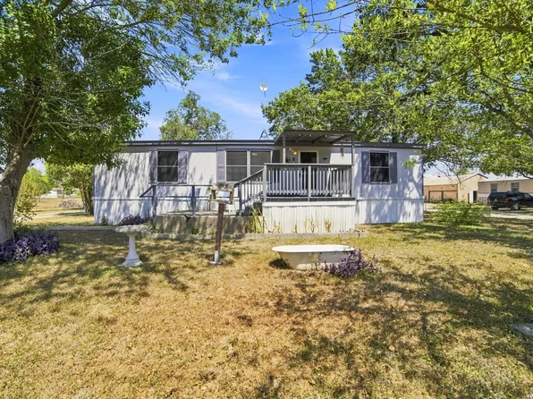 207 River Ln, La Vernia, TX 78121
