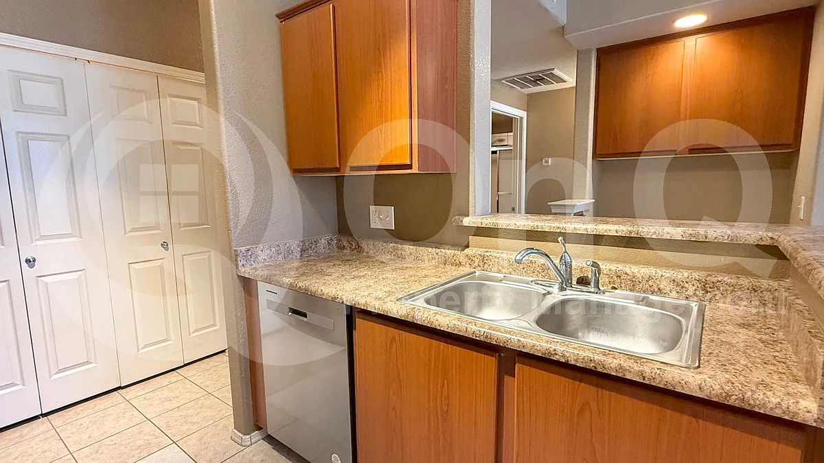 1 bed, 1.0 bath, 727 sqft, $1,049 — Photo 2