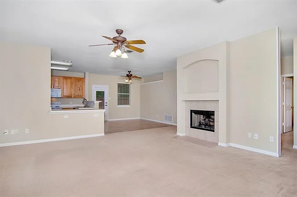3 bed, 1605 sqft, $2,225 — Photo 3