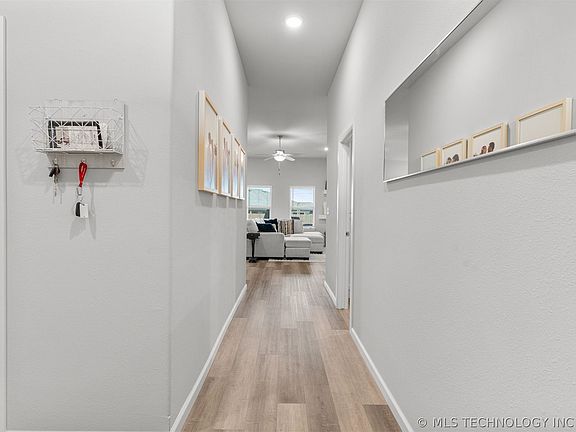 3rd image of 14964 S Poplar Pl
