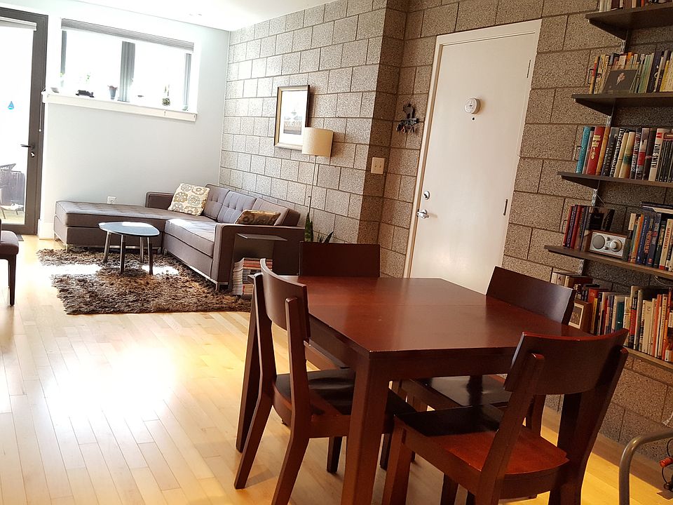 Open floorplan - dining and living area