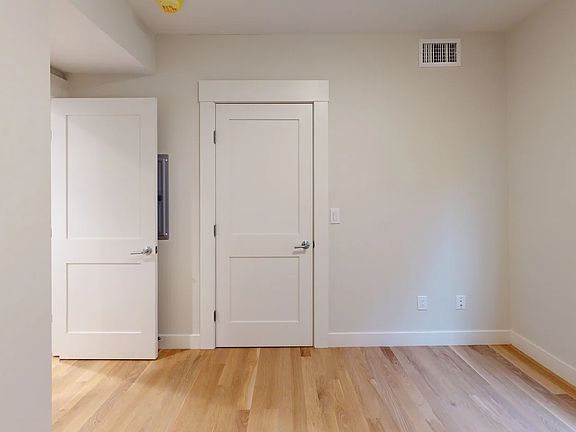 4th image of 208-210 Banks St #1