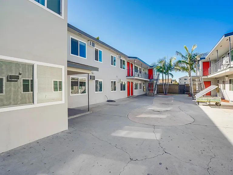 900 Alamitos Ave — Photo 12