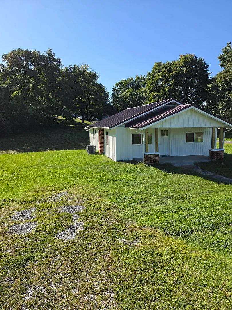 3/1 renovated home on large lot in the country — Photo 3