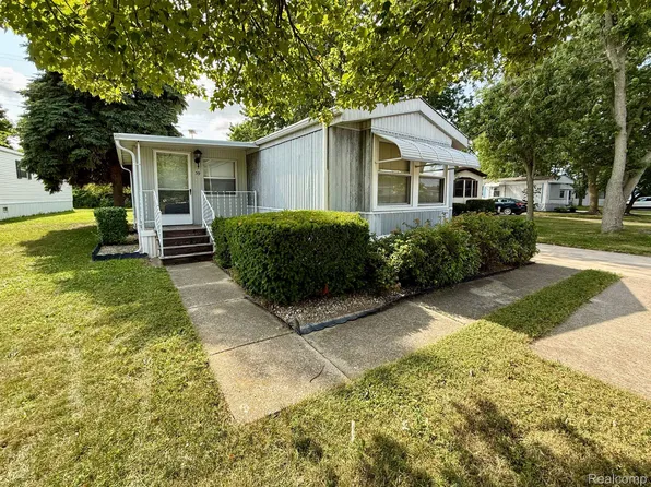 39 Oakridge E, Monroe, MI 48161
