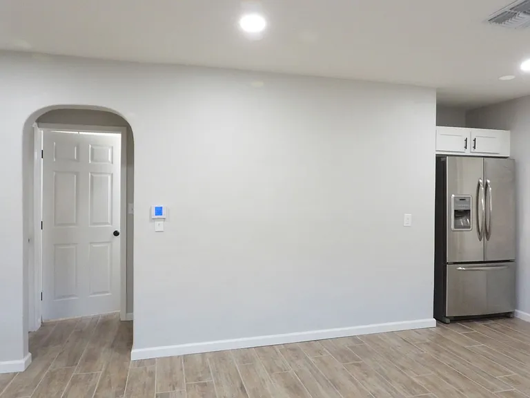 2639 N Fontana Ave — Photo 17