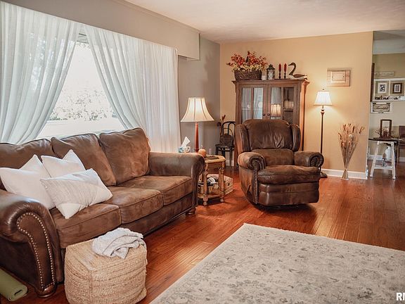 5th image of 918 Birchwood Dr