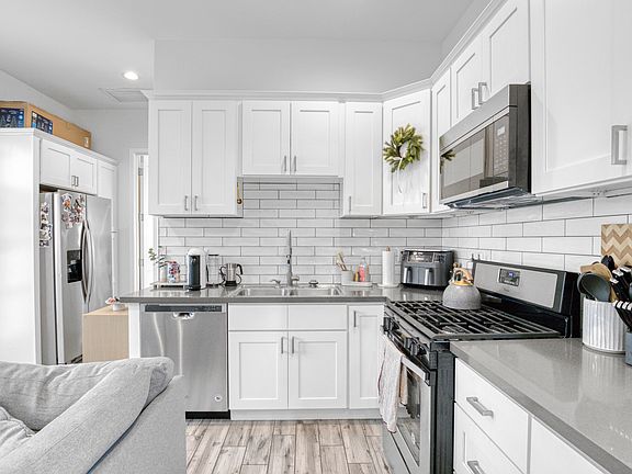 3rd image of 7310 Woodley Ave #7302