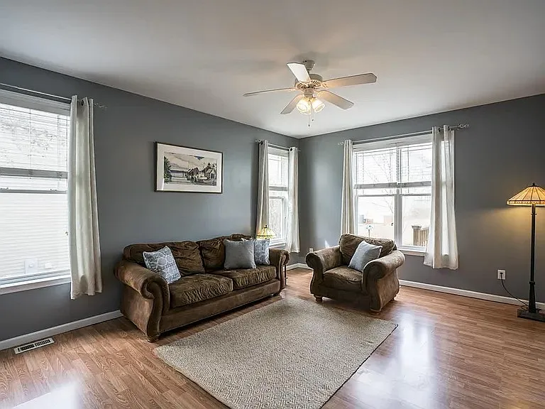 4 bed, 2116 sqft, $1,995 — Photo 2