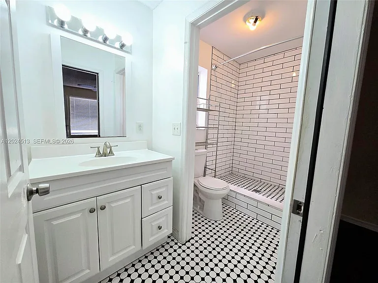 854 SW 8th Pl — Photo 5