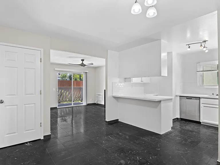 512 Sandalwood Pl #7 — Photo 2