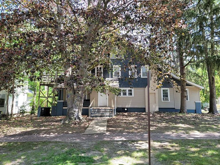 712 W Illinois St — Photo 2