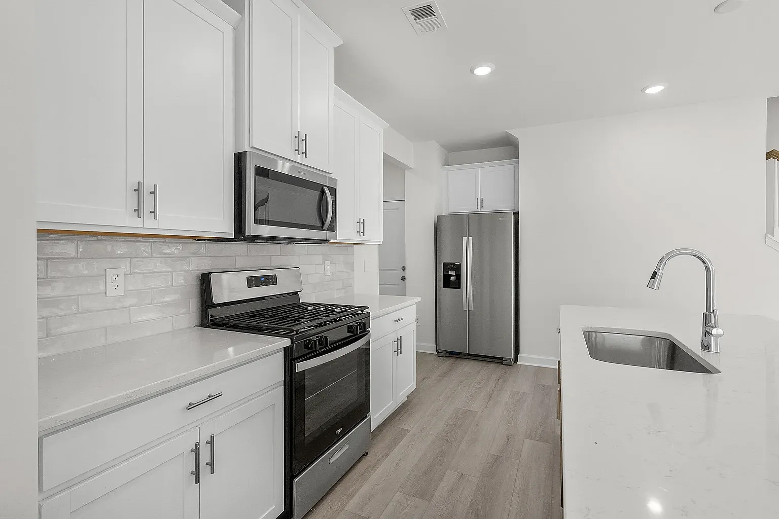 4 bed, 2100 sqft, $2,600 — Photo 3