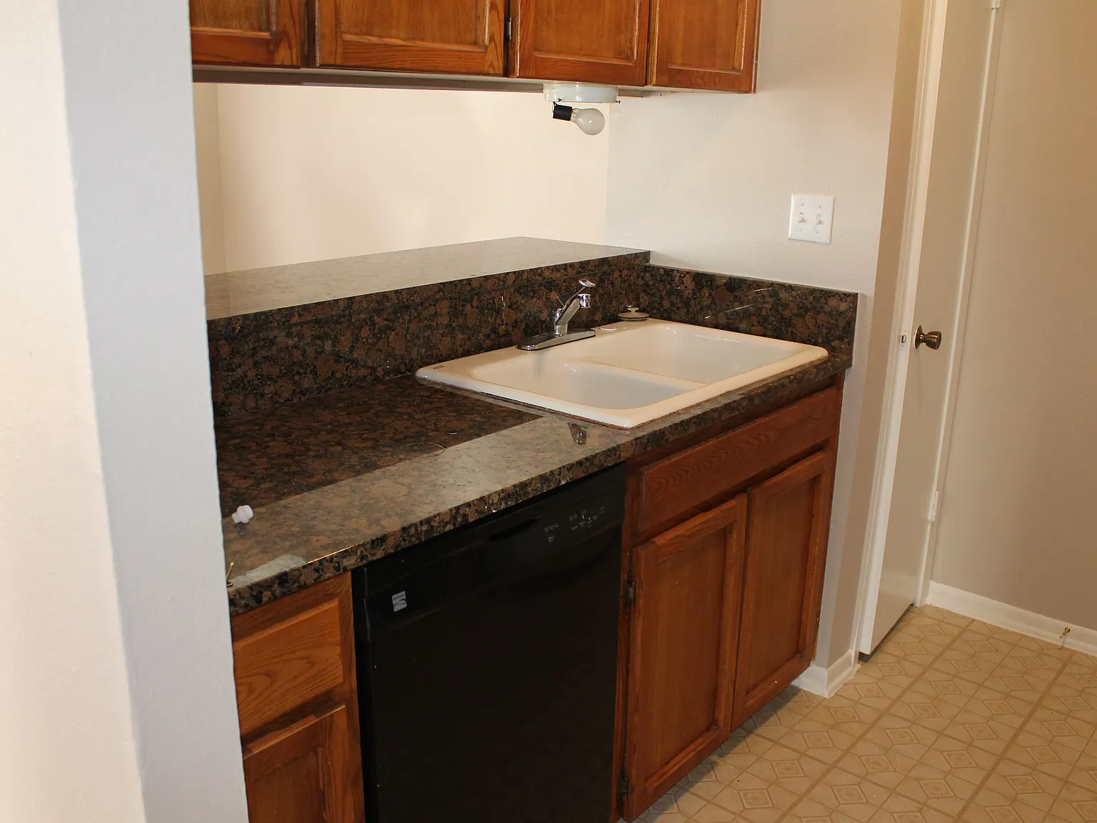 Emerald Squares Apartments — Photo 2