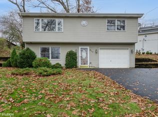 917 Valley Ave, McHenry, IL 60051