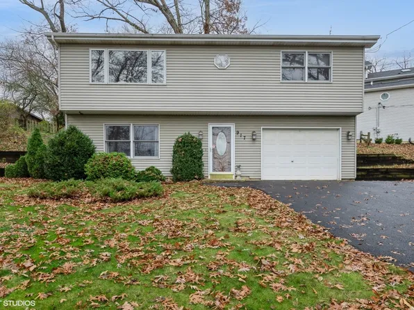 917 Valley Ave, McHenry, IL 60051