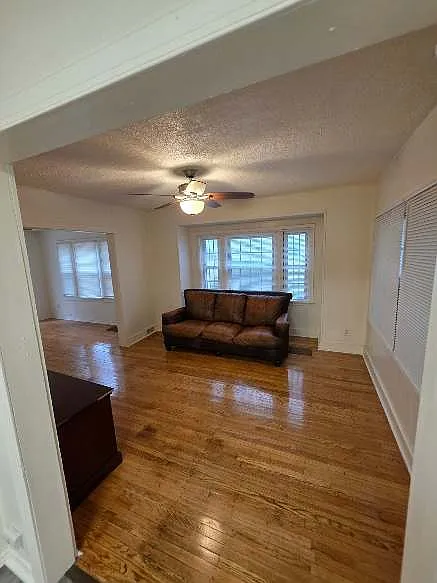 3 bed, 1.5 bath, 1221 sqft, $1,850 — Photo 2