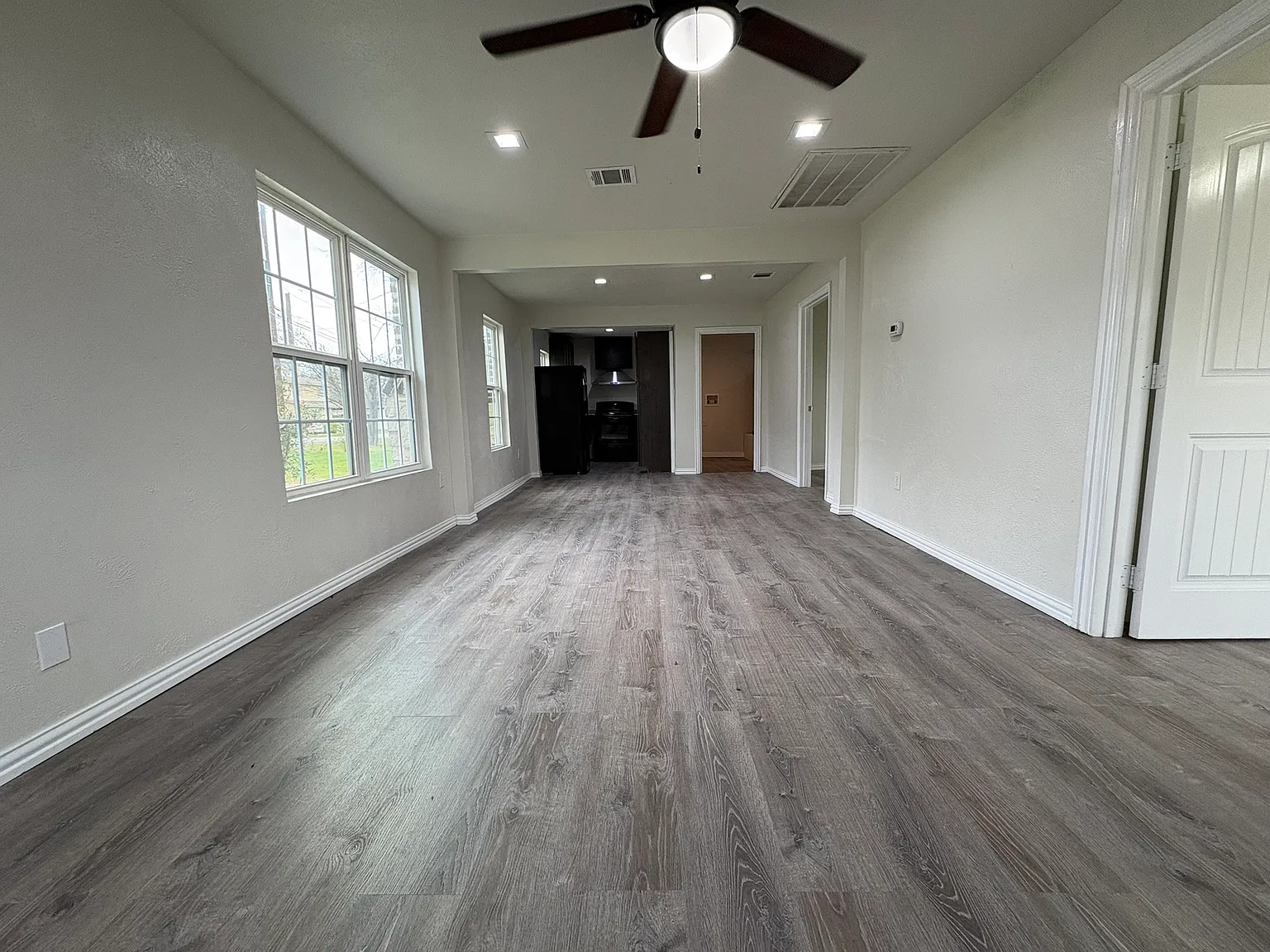 3 bed, 792 sqft, $1,400 — Photo 2