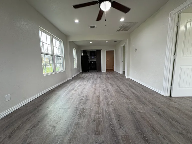 436 N Bryant Ave — Photo 2