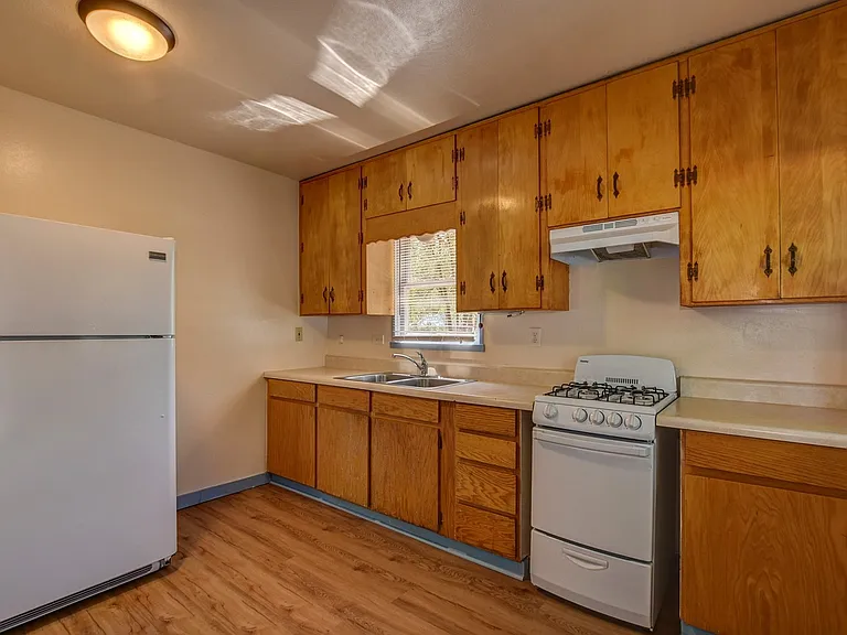 864 Valley St — Photo 7