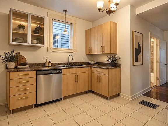 3rd image of 313 Ord St